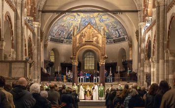 Žena je postala hit na Fejsu zbog majice u kojoj je došla na misu, morate vidjeti što je obukla