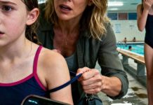 Moja sestra me je zamolila da pazim svoju nećaku preko vikenda, pa sam je odvela na bazen sa svojom ćerkom. U svlačionici, moja ćerka je uzdahnula: „Mama!