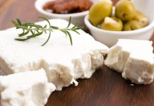 U ovom siru ljudi se dave, a užasno oštećuje creva: Kad čujete šta sve sadrži, odmah ćete ga BACITI