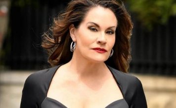 Uhvatila sam sina kako me potajno gleda dok se tuširam – a zatim sam odlučila da mu dam što traži……