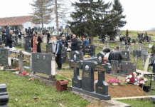 Pokojnika u Rogoznici spustili na zemlju, kada su svi očekivali popov glas, začulo se nešto jezivo: Svi su gutali suze i knedle u grlu