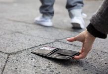 Mladić našao novčanik, a u njemu 300 dinara i PISMO sa adresom: Zakucao je na vrata, a onda se desio Š0K