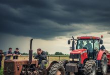 Komšija mu je zapalio letinu iz zavisti da ga uništi: On je ćutao i radio, a kada se komšiji pokvario traktor usred setve, uradio je nešto što je postidelo celo selo.