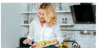 Žene starije od 50 godina ovu namirnicu treba da jedu svaki dan: Usporava starenje, pomaže u gubitku težine i jača zdravlje