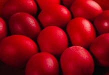 Najboji prirodni način farbanja jaja u jarko crvenu star 50 godina: Samo 1 namirnica vam je potrebna, a boja ne prodire kroz ljusku