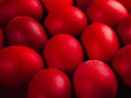 Najboji prirodni način farbanja jaja u jarko crvenu star 50 godina: Samo 1 namirnica vam je potrebna, a boja ne prodire kroz ljusku