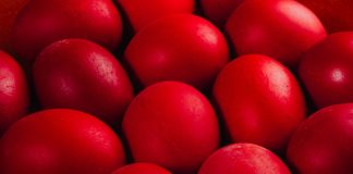 Najboji prirodni način farbanja jaja u jarko crvenu star 50 godina: Samo 1 namirnica vam je potrebna, a boja ne prodire kroz ljusku