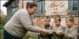 Siromašna baka je nahranila beskućnu trojicu blizanaca, a nekoliko godina kasnije, do nje su došli tri Lamborghini. Ono što se dogodilo dalje, zaprepastilo je sve… 😲😲😲