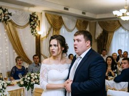 “Pozvaću ovu zamuckivačicu, biću na njenoj pozadini kraljica!” Nakon 15 godina tišine pozvala je sestru na svadbu, uvjerena da će je ponovo poniziti pred svima. No, čim je rođaka kročila u salu, gosti su ostali bez riječi, mladoženja je ispustio čašu, ne vjerujući vlastitim očima….. 😲😲😲