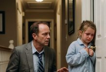 „Tata… toliko me boli leđa da ne mogu čak ni da spavam“, promrmljala je moja ćerka nakon što sam se vratio sa službenog puta — i te reči su promenile sve.