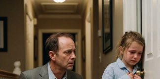 „Tata… toliko me boli leđa da ne mogu čak ni da spavam“, promrmljala je moja ćerka nakon što sam se vratio sa službenog puta — i te reči su promenile sve.