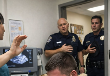 Policajac se sagnuo i zagrlio svog službenog psa dok je veterinar pripremao posljednju injekciju za nju, ali u posljednjem trenutku pas je učinio nešto zbog čega su svi u sobi ostali ukočeni od šoka😲😱