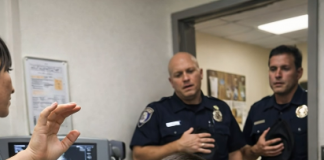 Policajac se sagnuo i zagrlio svog službenog psa dok je veterinar pripremao posljednju injekciju za nju, ali u posljednjem trenutku pas je učinio nešto zbog čega su svi u sobi ostali ukočeni od šoka😲😱