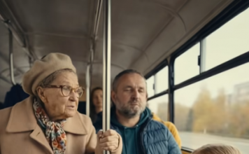 U prepunom autobusu baka je zamolila djevojčicu da ustupi svoje mjesto, iako je bilo mnogo mladih momaka okolo: ali odgovor djevojke je učinio da cijeli autobus umre u šoku 😯😨