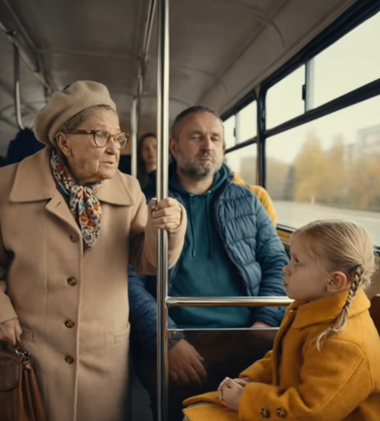 U prepunom autobusu baka je zamolila djevojčicu da ustupi svoje mjesto, iako je bilo mnogo mladih momaka okolo: ali odgovor djevojke je učinio da cijeli autobus umre u šoku 😯😨