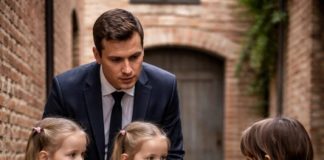 Bogati poslovni čovjek jednom je, napola u šali, rekao iznenađujuću rečenicu maloj djevojčici bez doma:„Ako uspiješ pomoći mojim kćerima blizankama da ponovo prohodaju… posvojit ću te.“ Nekoliko trenutaka kasnije, neočekivan događaj će promijeniti njegov život… i život cijele njegove porodice. 😱😨