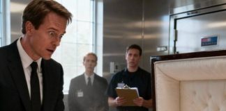 Dok je kremacija počela, otvorio je lijes za posljednji oproštaj — i vidio kako se trbuh njegove pokojne supruge miče. Zaustavio je sve. Pozvani su liječnici i policija, a istina je ispunila dvoranu tišinom.