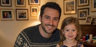 Sašio sam haljinu za školsku svečanost moje ćerke od svilenih marama moje preminule žene — jedna žena ju je direktno ismejala u sali.