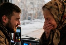 Baka u autobusu nije mogla platiti vožnju i zamolila je da se vozilo zaustavi kako bi dalje nastavila pješice; ali ono što je mladi vozač učinio šokiralo je cijeli autobus.