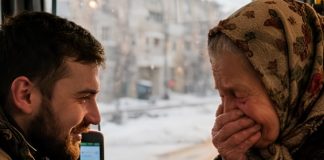 Baka u autobusu nije mogla platiti vožnju i zamolila je da se vozilo zaustavi kako bi dalje nastavila pješice; ali ono što je mladi vozač učinio šokiralo je cijeli autobus.