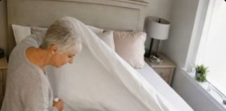 Snaha je gotovo svaki dan mijenjala posteljinu, opravdavajući ljubav prema čistoći: ali jednog dana svekrva je podigla deku, ugledala čudan trag na plahti i saznala strašnu tajnu o svojoj snahi 😲😨