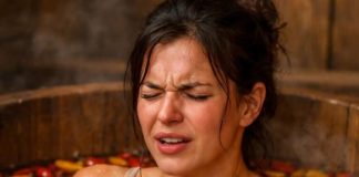 Udala sam se za čovjeka kojeg sam voljela, iz bogate porodice, ali nakon prve bračne noći natjerali su me da se kupam u vodi sa crvenom ljutom paprikom: to je trajalo skoro mjesec dana, sve dok jednog dana nisam odlučila saznati razlog tog čudnog rituala – bila sam u potpunom šoku 😱😱