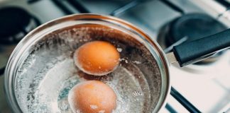 Jaja stavljate u hladnu ili ključalu vodu? STARINSKI SAVJET KAKO DA PRAVILNO SKUHATE JAJA – nikad ih lakše nećete oguliti (SAVJET)