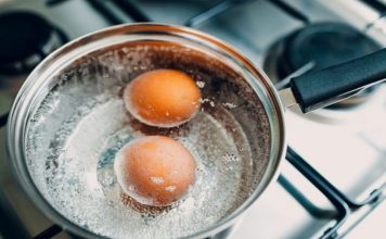 Jaja stavljate u hladnu ili ključalu vodu? STARINSKI SAVJET KAKO DA PRAVILNO SKUHATE JAJA – nikad ih lakše nećete oguliti (SAVJET)