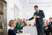 Tajno sam platila cijeli restoran svog brata. Ali kad je izašao na binu, zahvalio se našoj majci — koja mu nije dala ništa