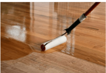 ŽENA KOJA PRODAJE STANOVE OTKRILA TRIK DA PARKET PONOVO BLISTA: Treba vam SAMO 1 jeftin SASTOJAK