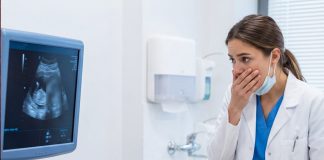 Djevojčica se žali na bolove u stomaku nakon vikenda kod svog očuha.