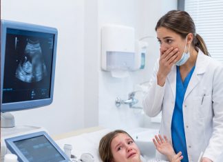 Djevojčica se žali na bolove u stomaku nakon vikenda kod svog očuha.