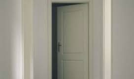 NIKAKO NE OSTAVLJAJTE OTVORENA VRATA U SPAVAĆOJ SOBI NOĆU: Razlog nije nimalo NAIVAN, spasite sebi ŽIVOT