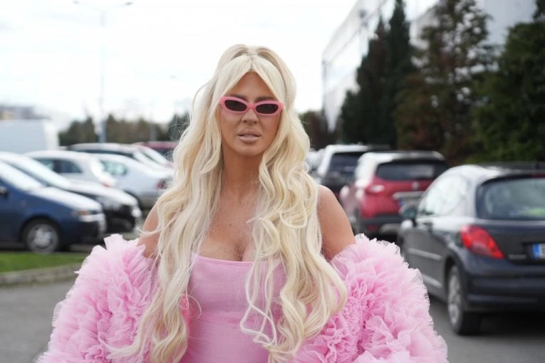 UDAJE SE JELENA KARLEUŠA! ŠOK-BOMBA: Progovorila o TREĆOJ SVADBI, A tek da vidite ko je mladoženja zanijemit ćete od šoka!! (VIDEO) - featured image UDAJE SE JELENA KARLEUŠA! ŠOK-BOMBA: Progovorila o TREĆOJ SVADBI, A tek da vidite ko je mladoženja zanijemit ćete od šoka!! (VIDEO) - featured image