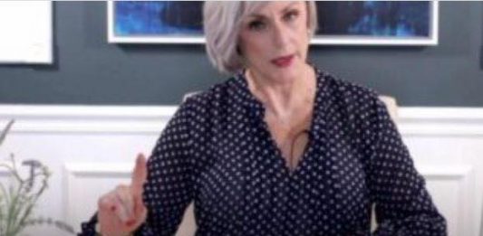 SAVJET ZLATA VRlJEDAN ZA ŽENE 50+ G0DINA: Evo šta trebate obući da biste izgledale DUPL0 MLAĐE