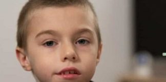 RANl ZNACl AUTlZMA K0JE R0DITELJI ČESTO ZANEMARUJU: 1. simptomi vide se već pri odlasku na spavanje i tokom obroka