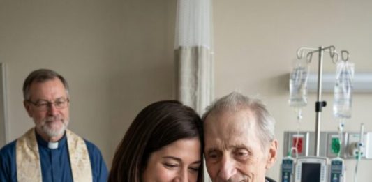 Rekao sam “Da” umirućem strancu u njegovoj bolničkoj sobi – tada sam otkrio šokantnu tajnu koju je skrivao. Rekao sam “Da” umirućem strancu u njegovoj bolničkoj sobi – tada sam otkrio šokantnu tajnu koju je skrivao. - featured image