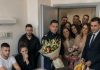 Starac kojeg su sinovi ostavili samog u bolnici već je potpisao “posljednje papire”, ali kad je liječnik otvorio vrata i doveo ljude s cvijećem, istina je slomila cijelu obitelj Starac kojeg su sinovi ostavili samog u bolnici već je potpisao “posljednje papire”, ali kad je liječnik otvorio vrata i doveo ljude s cvijećem, istina je slomila cijelu obitelj - featured image