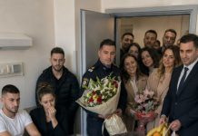 Starac kojeg su sinovi ostavili samog u bolnici već je potpisao “posljednje papire”, ali kad je liječnik otvorio vrata i doveo ljude s cvijećem, istina je slomila cijelu obitelj Starac kojeg su sinovi ostavili samog u bolnici već je potpisao “posljednje papire”, ali kad je liječnik otvorio vrata i doveo ljude s cvijećem, istina je slomila cijelu obitelj - featured image