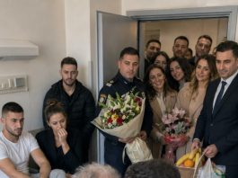 Starac kojeg su sinovi ostavili samog u bolnici već je potpisao “posljednje papire”, ali kad je liječnik otvorio vrata i doveo ljude s cvijećem, istina je slomila cijelu obitelj Starac kojeg su sinovi ostavili samog u bolnici već je potpisao “posljednje papire”, ali kad je liječnik otvorio vrata i doveo ljude s cvijećem, istina je slomila cijelu obitelj - featured image