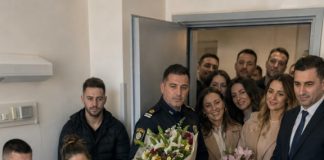 Starac kojeg su sinovi ostavili samog u bolnici već je potpisao “posljednje papire”, ali kad je liječnik otvorio vrata i doveo ljude s cvijećem, istina je slomila cijelu obitelj Starac kojeg su sinovi ostavili samog u bolnici već je potpisao “posljednje papire”, ali kad je liječnik otvorio vrata i doveo ljude s cvijećem, istina je slomila cijelu obitelj - featured image
