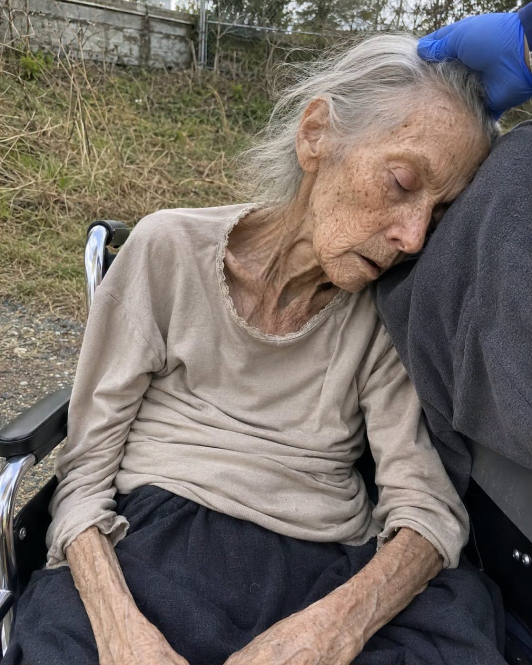 Pronašla sam 95-godišnju ženu omamljenu, kako sjedi u invalidskim kolicima uz pustu cestu, i odvezla je u bolnicu… Ali kad se probudila i ispričala nam što se dogodilo, svi su se ukočili - featured image Pronašla sam 95-godišnju ženu omamljenu, kako sjedi u invalidskim kolicima uz pustu cestu, i odvezla je u bolnicu… Ali kad se probudila i ispričala nam što se dogodilo, svi su se ukočili - featured image