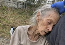 Pronašla sam 95-godišnju ženu omamljenu, kako sjedi u invalidskim kolicima uz pustu cestu, i odvezla je u bolnicu… Ali kad se probudila i ispričala nam što se dogodilo, svi su se ukočili Pronašla sam 95-godišnju ženu omamljenu, kako sjedi u invalidskim kolicima uz pustu cestu, i odvezla je u bolnicu… Ali kad se probudila i ispričala nam što se dogodilo, svi su se ukočili - featured image
