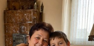 Sedmogodišnji Luka rekao je učiteljici da mu baka svake noći veže ruke, ali tek kad su otvorili zaključanu sobu na katu, otkrili su zašto dječak godinama vjeruje da mu je majka mrtva Sedmogodišnji Luka rekao je učiteljici da mu baka svake noći veže ruke, ali tek kad su otvorili zaključanu sobu na katu, otkrili su zašto dječak godinama vjeruje da mu je majka mrtva - featured image