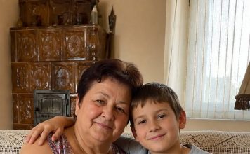 Sedmogodišnji Luka rekao je učiteljici da mu baka svake noći veže ruke, ali tek kad su otvorili zaključanu sobu na katu, otkrili su zašto dječak godinama vjeruje da mu je majka mrtva Sedmogodišnji Luka rekao je učiteljici da mu baka svake noći veže ruke, ali tek kad su otvorili zaključanu sobu na katu, otkrili su zašto dječak godinama vjeruje da mu je majka mrtva - featured image