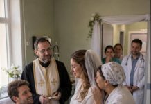 „Udala sam se za ljubav svog života u bolničkoj sobi nakon što su nam liječnici rekli da mu je ostalo još samo nekoliko mjeseci života. Ali odmah nakon što smo izgovorili ‘Da’, jedna me medicinska sestra povukla u stranu i šapnula: ‘Prije nego što odeš… pogledaj ispod njegova madraca.’“ „Udala sam se za ljubav svog života u bolničkoj sobi nakon što su nam liječnici rekli da mu je ostalo još samo nekoliko mjeseci života. Ali odmah nakon što smo izgovorili ‘Da’, jedna me medicinska sestra povukla u stranu i šapnula: ‘Prije nego što odeš… pogledaj ispod njegova madraca.’“ - featured image
