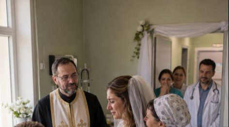 „Udala sam se za ljubav svog života u bolničkoj sobi nakon što su nam liječnici rekli da mu je ostalo još samo nekoliko mjeseci života. Ali odmah nakon što smo izgovorili ‘Da’, jedna me medicinska sestra povukla u stranu i šapnula: ‘Prije nego što odeš… pogledaj ispod njegova madraca.’“ „Udala sam se za ljubav svog života u bolničkoj sobi nakon što su nam liječnici rekli da mu je ostalo još samo nekoliko mjeseci života. Ali odmah nakon što smo izgovorili ‘Da’, jedna me medicinska sestra povukla u stranu i šapnula: ‘Prije nego što odeš… pogledaj ispod njegova madraca.’“ - featured image
