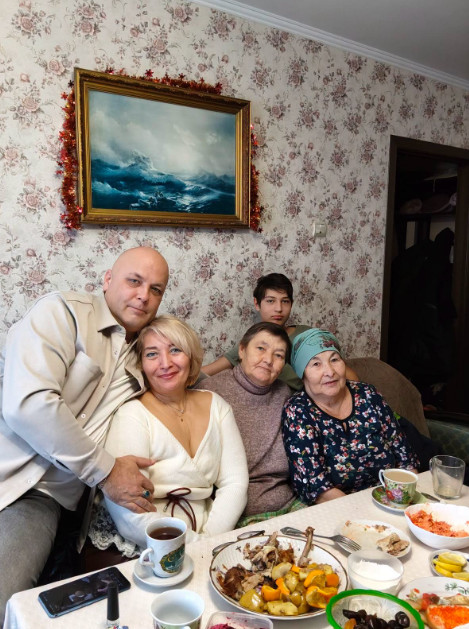 Moj otac pozvao je tri žene na svoj 70. rođendan i rekao: „Svima vama lagao sam 25 godina.” Moja majka je problijedjela, a ja sam očekivao najgore… sve dok nije stavio staru medicinsku mapu na stol… - featured image Moj otac pozvao je tri žene na svoj 70. rođendan i rekao: „Svima vama lagao sam 25 godina.” Moja majka je problijedjela, a ja sam očekivao najgore… sve dok nije stavio staru medicinsku mapu na stol… - featured image