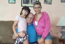 Vratila sam se kući dva sata ranije i zatekla svoje dvije kćeri zaključane u kupaonici s njihovim očuhom. A onda sam čula kako moja najmlađa kaže: „Mike, požuri prije nego što se mama vrati…“ Vratila sam se kući dva sata ranije i zatekla svoje dvije kćeri zaključane u kupaonici s njihovim očuhom. A onda sam čula kako moja najmlađa kaže: „Mike, požuri prije nego što se mama vrati…“ - featured image