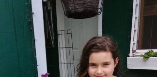 Godinama mi je suprug zabranjivao fotografirati našu 9-godišnju kćer. Jednog dana potajno sam objavila njezinu fotografiju na Facebooku. Dva sata poslije nazvala me nepoznata žena: „Odmah izbrišite tu fotografiju! Nemate pojma koga odgajate u svojoj kući!” Kad je moj suprug čuo njezino ime, pao je na koljena i briznuo u plač… Godinama mi je suprug zabranjivao fotografirati našu 9-godišnju kćer. Jednog dana potajno sam objavila njezinu fotografiju na Facebooku. Dva sata poslije nazvala me nepoznata žena: „Odmah izbrišite tu fotografiju! Nemate pojma koga odgajate u svojoj kući!” Kad je moj suprug čuo njezino ime, pao je na koljena i briznuo u plač… - featured image